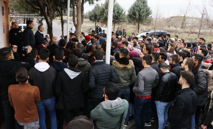 Üniversite Öğrencileri "Çürük Raporu Var" Deyip Derse Girmedi