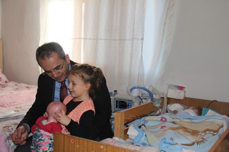 Kaymakam Pişkin, Hasta Genç Kızı Ziyaret Etti