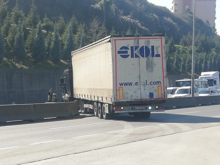 Park Halinde Kayan Tır Bariyerleri Kırınca D130’u Trafiğe Kapattı