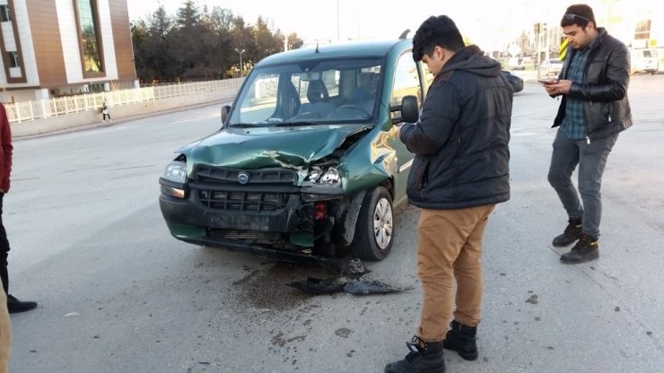 Kulu’da Otomobille Hafif Ticari Araç Çarpıştı