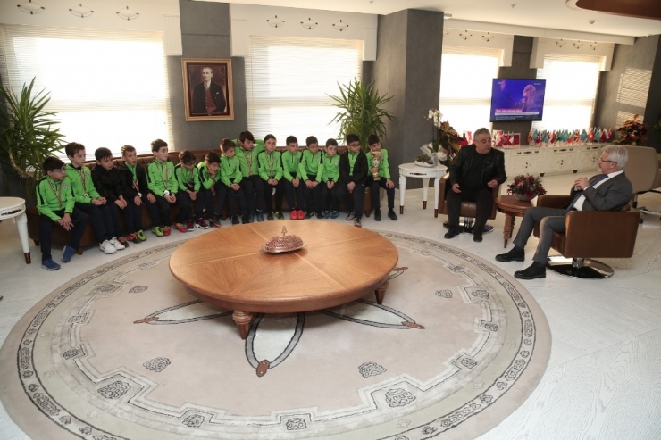 Kupa Sevincini Başkan Erdem İle Paylaştılar