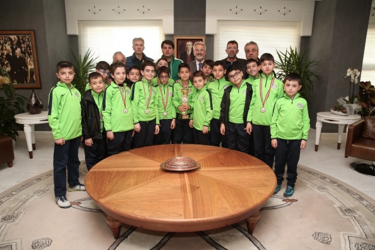 Kupa Sevincini Başkan Erdem İle Paylaştılar