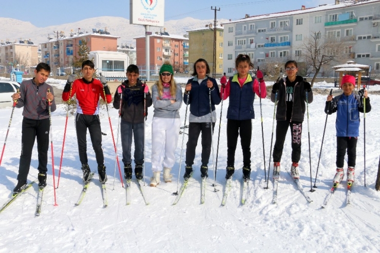 Parkı Kayak Pistine Çeviren Sporcular Yarışlara Hazırlanıyor