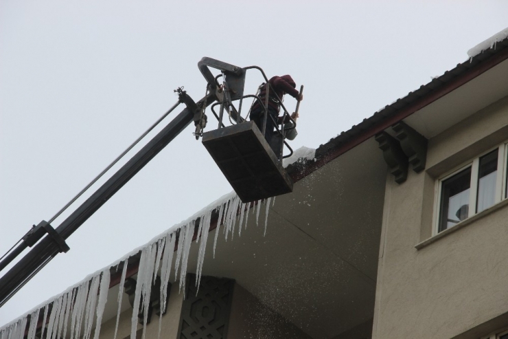 Erzurum’da Buz Kırma Timleri İş Başında