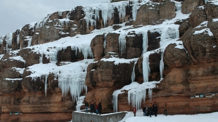 Buz Sarkıtlarının Görsel Şöleni