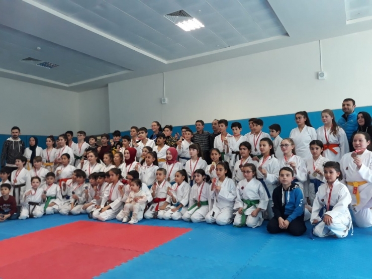 Şuhut’lu Karateciler Madalyalara Doymuyor