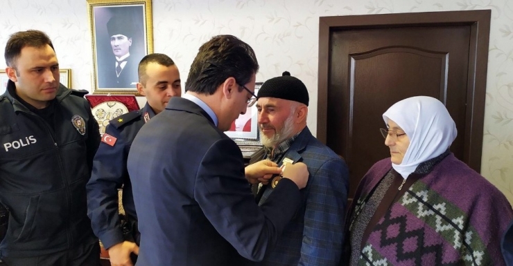 Kıbrıs Gazilerine Devlet Övünç Madalyası Verildi