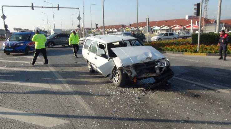 Otomobil Işıkta Bekleyen Araca Arkadan Çarptı: 4 Yaralı