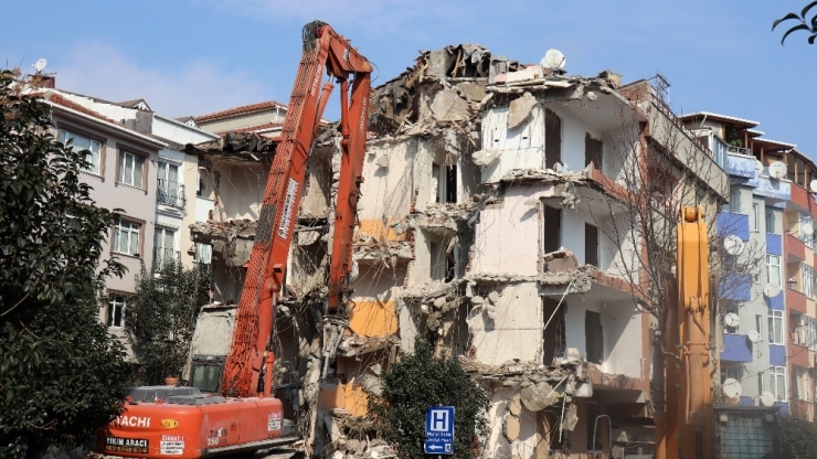 Avcılar’da, 5.8’lik Depremin Ardından Hasar Gören Binanın Yıkımı Gerçekleştirildi