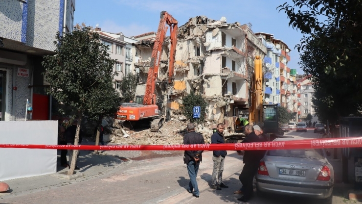 Avcılar’da, 5.8’lik Depremin Ardından Hasar Gören Binanın Yıkımı Gerçekleştirildi
