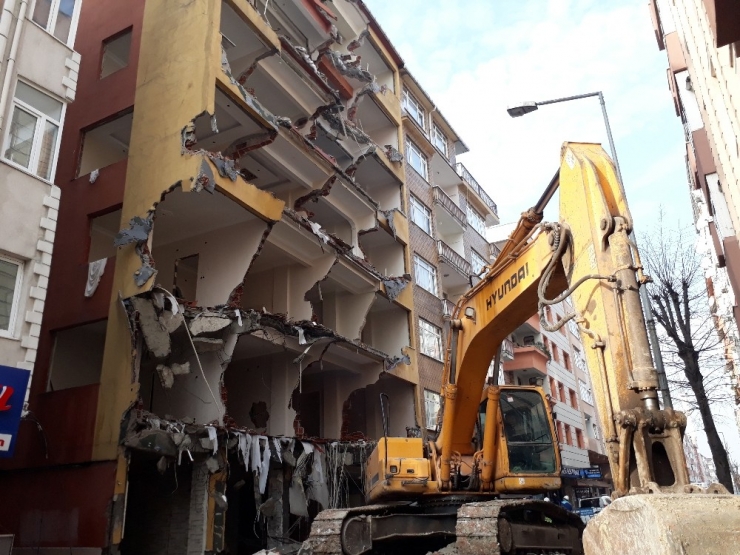 Bahçelievler’de Ağır Hasarlı Binaların Yıkılmasına Devam Ediliyor