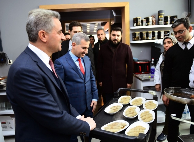 Başkan Çınar, Belediye Yatırımlarını Gezdirdi