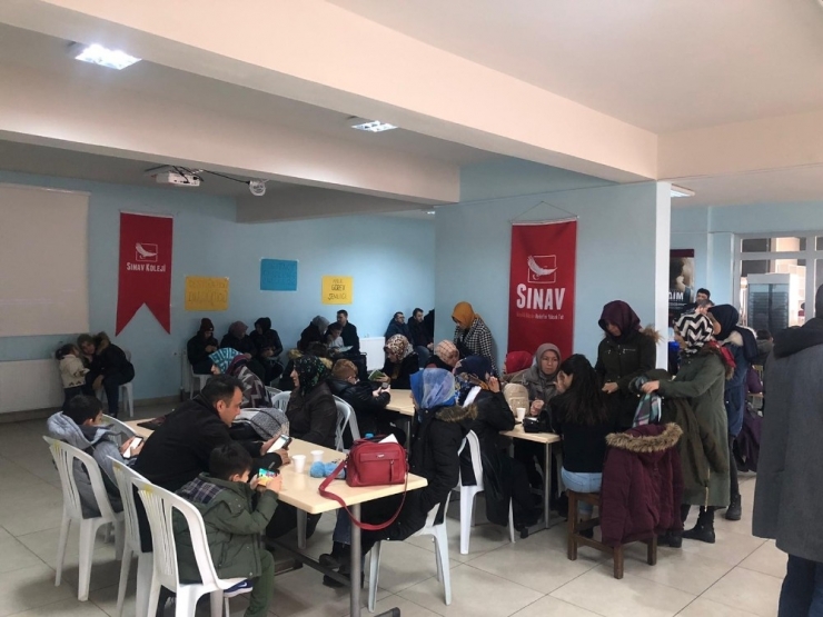 Bu Kuyruğun Sebebi Sadece Çocuklarını Sınava Sokabilmek