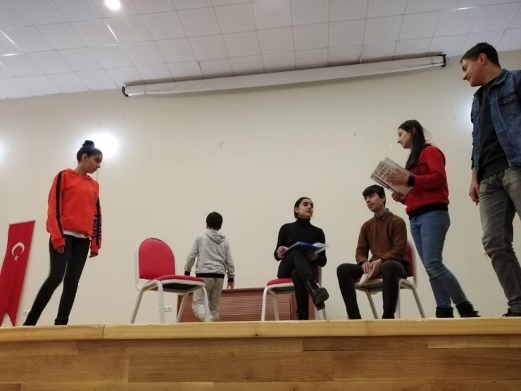 Bitlis Belediyesi Tiyatro Ekibi Çalışmalarını Sürdürüyor