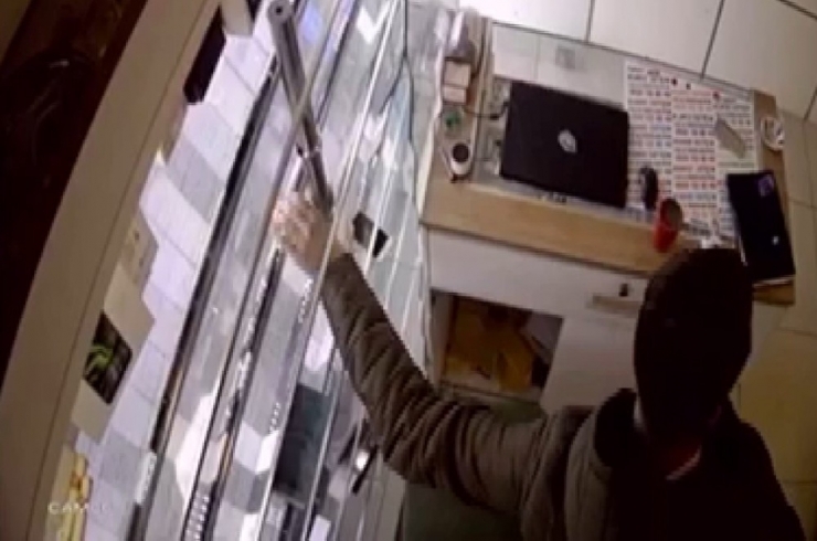 Saniyeler İçinde Cep Telefonlarını Böyle Çaldı