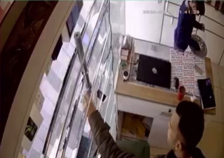 Saniyeler İçinde Cep Telefonlarını Böyle Çaldı