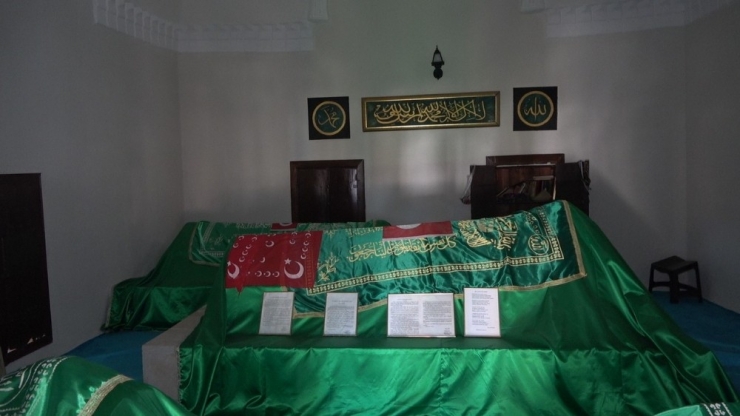 Selçuklular Zamanından Kalma Türbe Asırlara Meydan Okuyor