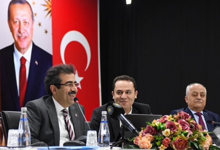 Vali Güzeloğlu: "2 Bin 158 Kilometre Yola Sıcak Asfalt Serilecek, Bu Bir Rekordur"