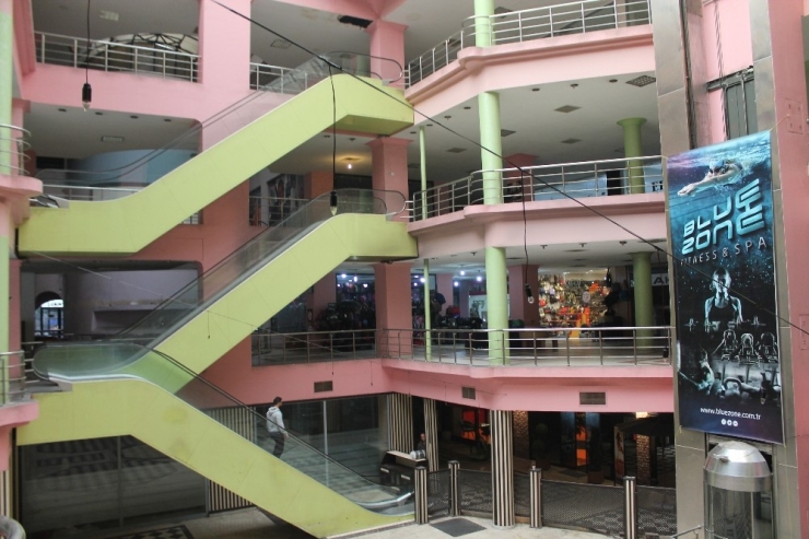 Diyarbakır’ın İlk Avm’siydi, Bakımsızlıktan Esnaf Kalmadı