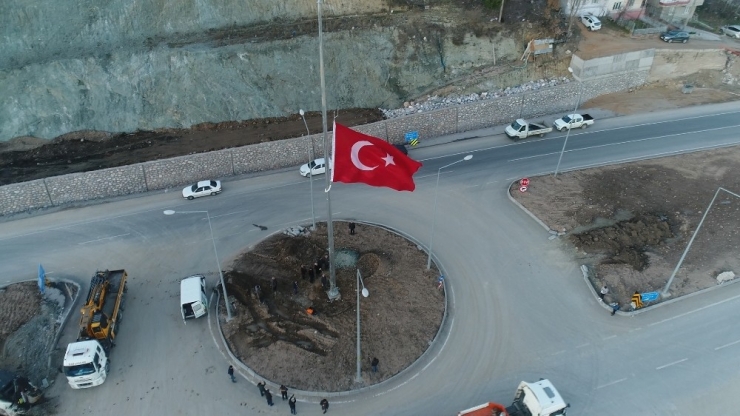 Dursunbey İlçe Girişine Dev Türk Bayrağı