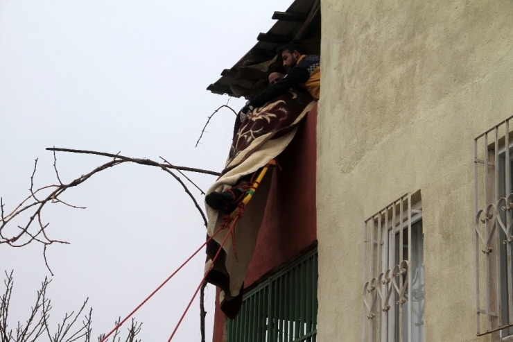 Çatıdan Düşen Şahıs, Afad’ın Operasyonu İle Kurtarıldı