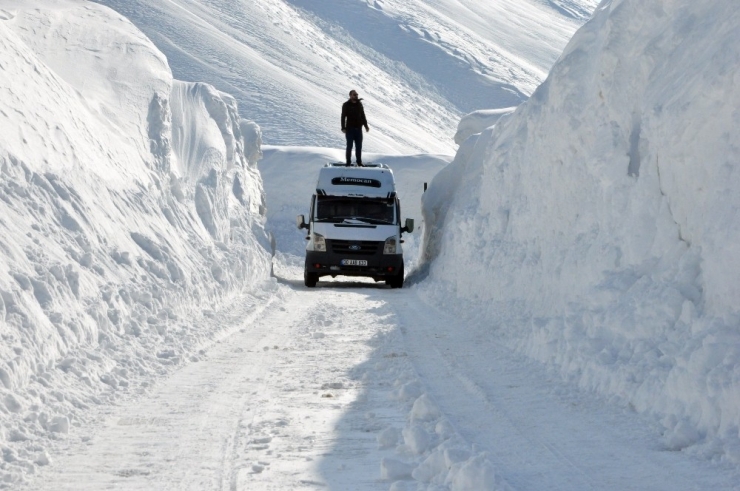 Yüksekliği 6 Metreyi Geçen Kar Yığınları Arasında Yolculuk