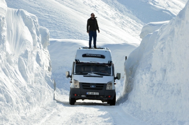 Yüksekliği 6 Metreyi Geçen Kar Yığınları Arasında Yolculuk