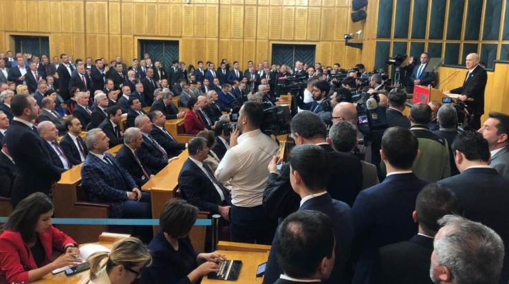 Hendek Karate Kulübü Sporcusu Ateş, Türk Bayrağını Devlet Bahçeli’ye Verdi