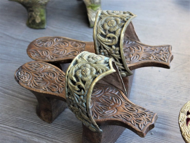 Şehir Şehir Gezip Topladığı Takunyaları Tarihi Dizilere Kiralıyor