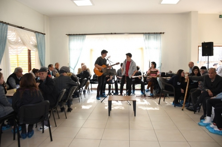 Gençler Söyledi, Büyükler Eğlendi