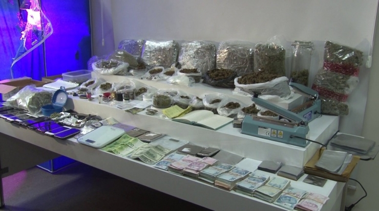 Uyuşturucu Operasyonunda Bulunan Gardıroptaki Seyyar Üretim Yeri Şaşırttı