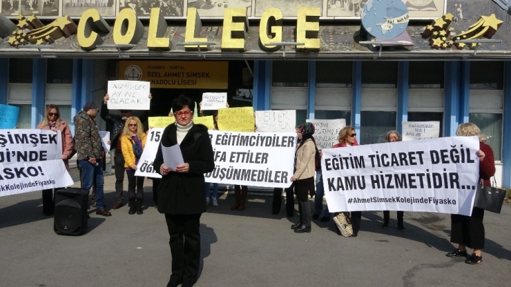 Kartal’da Özel Okulun Velileri Okul Önünde Eylem Yaptı