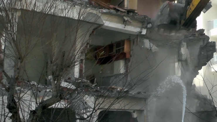 Büyükçekmece’de Riskli 2 Bina Daha Yıkıldı