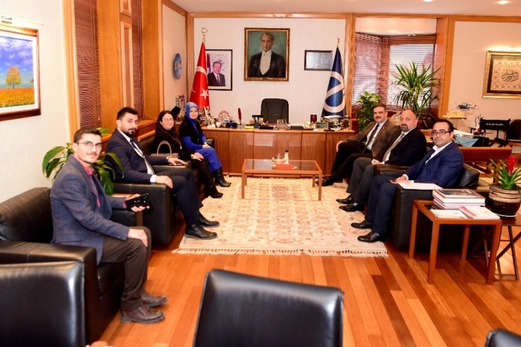 Linux Kullanıcıları Derneği İle Dr. Öğr. Üyesi Ünsal, Rektör Çomaklı’yı Ziyaret Etti