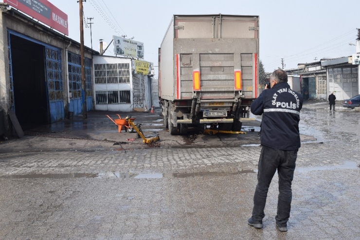 11 Tonluk Tır Dorsesinin Altında Kalan İşçi Yaralandı