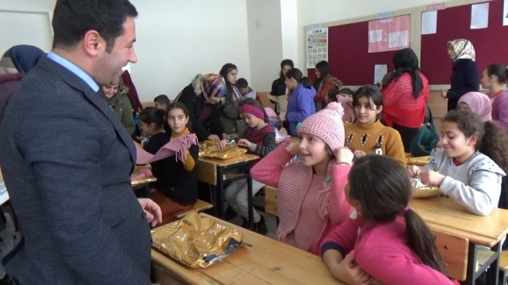 Öğrenciler Ördükleri Atkı Ve Bereleri Güvenlik Güçleri Ve Öğrencilere Dağıttı