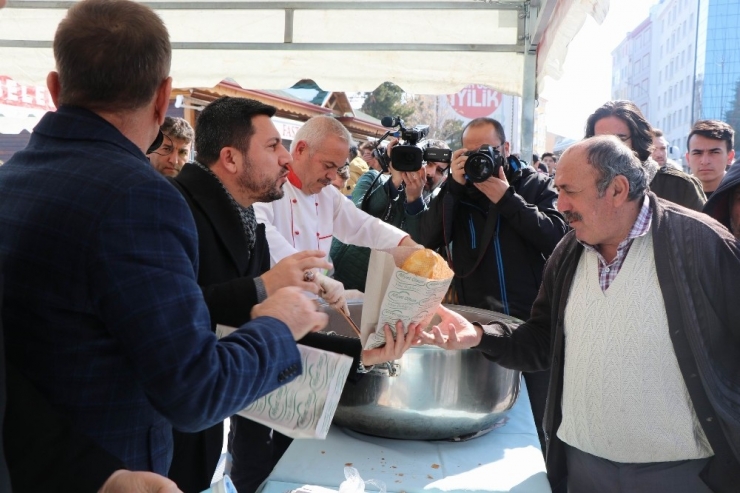 Nevşehir Belediye Başkanı Arı, Tazminattan Kazandığı Paralarla Kavurma Dağıttı