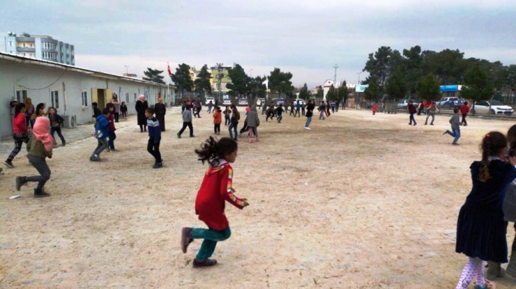 Akçakale Belediyesi Okul Bahçesine Kilitli Parke Taşı Döşedi
