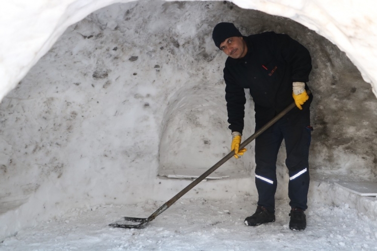 Fabrikanın Bahçesine Kardan Ev Yaptılar