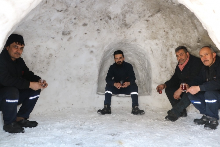 Fabrikanın Bahçesine Kardan Ev Yaptılar