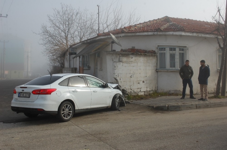 Otomobili Sollarken Eve Daldı