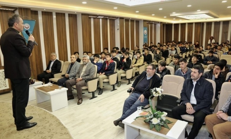 Başkan Kılınç, Lise Öğrencilerine Kitap Dağıttı