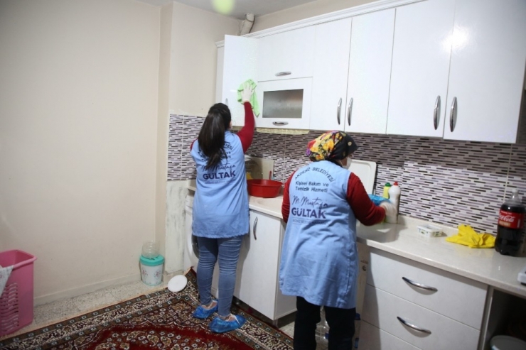 Akdeniz Belediyesi, Evde Bakım Ve Temizlik Hizmetiyle Yüzlerce Kişiye Ulaştı