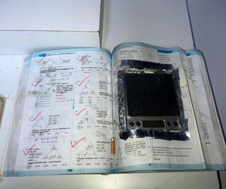 Uyuşturucu Taciri, Ales Sınava Hazırlık Kitabının İçerisine Hassas Terazi Gizledi