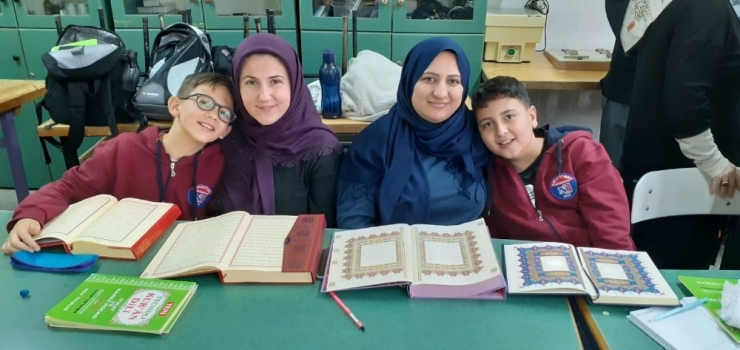 Anne Ve Oğul Birlikte Kur’an-ı Kerim Öğreniyor