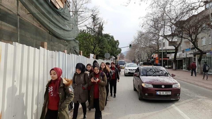 Bitmeyen Restorasyon Öğrencilerin Hayatını Tehdit Ediyor