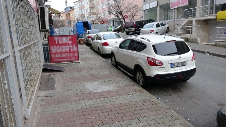 Fren Yerine Gaza Basan Sürücü Önce Araçlara Çarptı Ardından Kaldırıma Çıktı