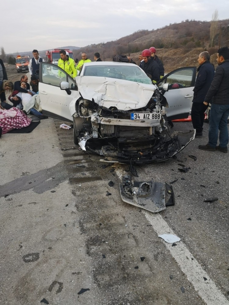 Çorum’da Otomobil Traktöre Çarptı: 2’si Ağır 3 Yaralı