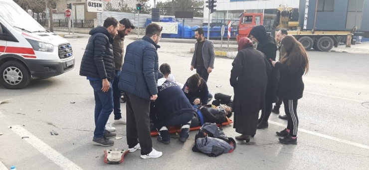 Kamyona Çarpan Motosiklet Sürücüsü Ölümden Döndü