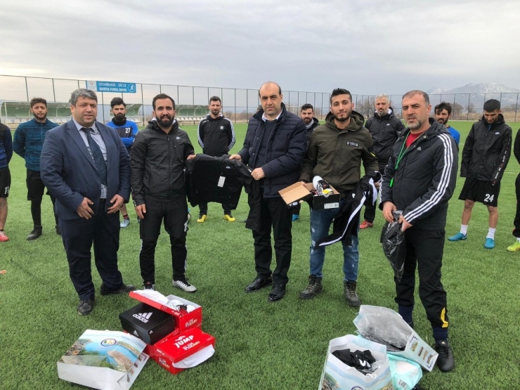 Kaymakam Demirçin’den Dicle Gençlikspor’a Malzeme Yardımı